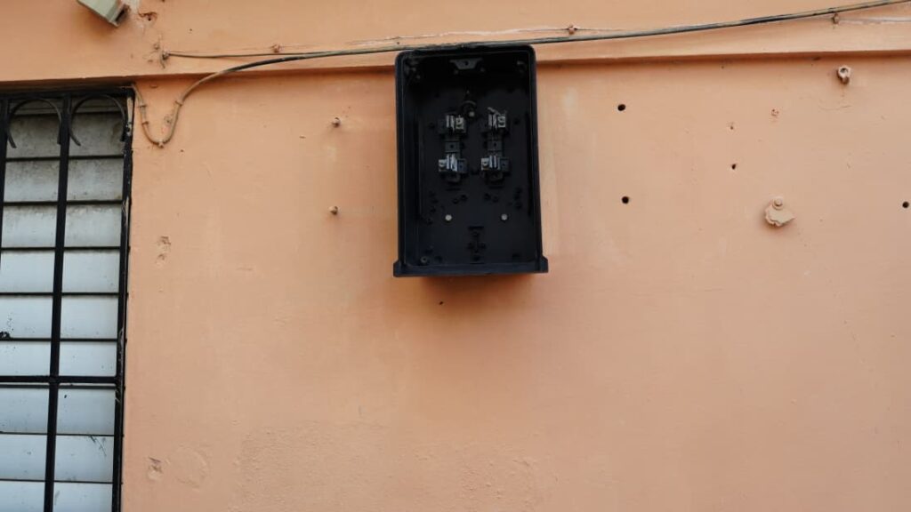 Moradores de Invivienda al grito por constantes apagones y alzas en la factura eléctrica - Noticias de hoy en República Dominicana | De Último Minuto
