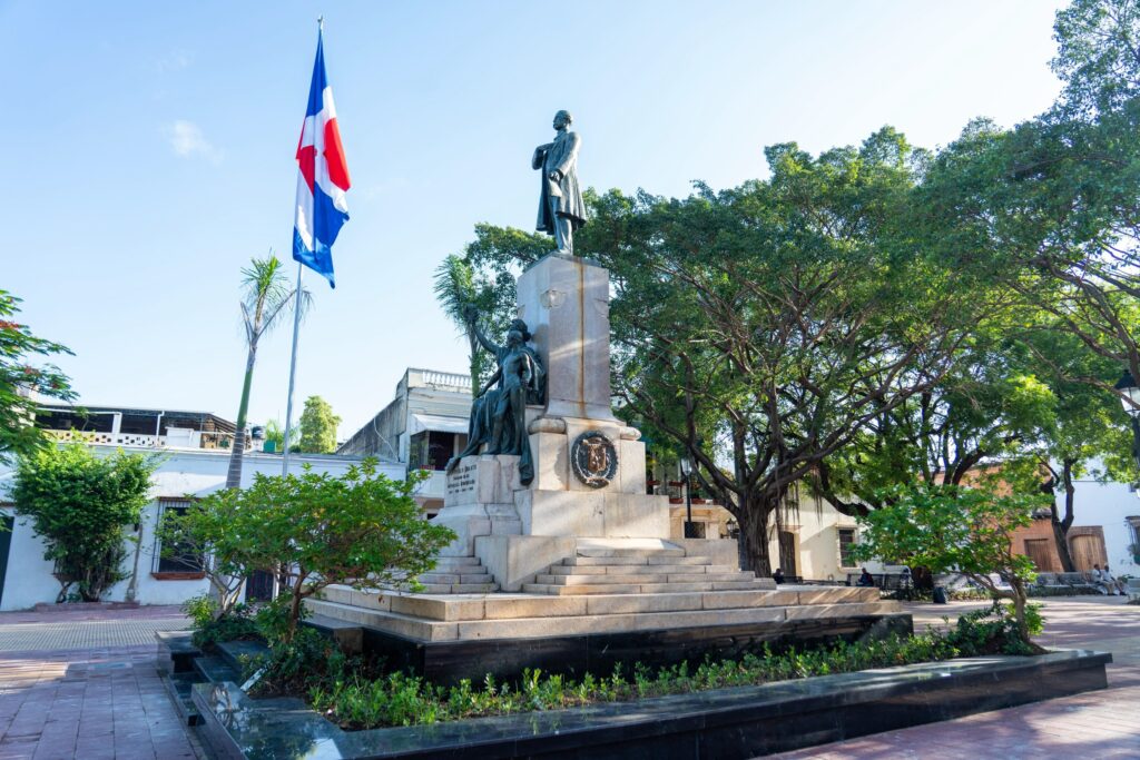 Ministerio de Turismo rescata espacios públicos y monumentos en la Ciudad Colonial - Noticias de hoy en República Dominicana | De Último Minuto