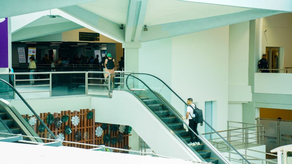 Nueva medida: dividen por género filas de chequeo en el Aeropuerto de Las Américas y pasajeros muestran confusión - Noticias de hoy en República Dominicana | De Último Minuto