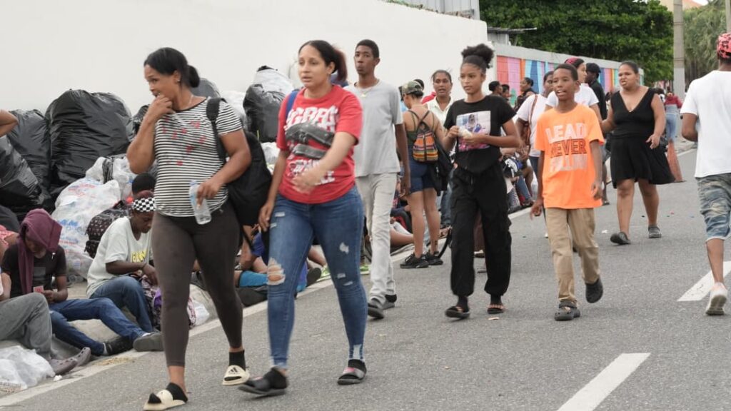 Familias hacen fila desde hoy para jornada “Plástico por Útiles” en el Distrito Nacional - Noticias de hoy en República Dominicana | De Último Minuto