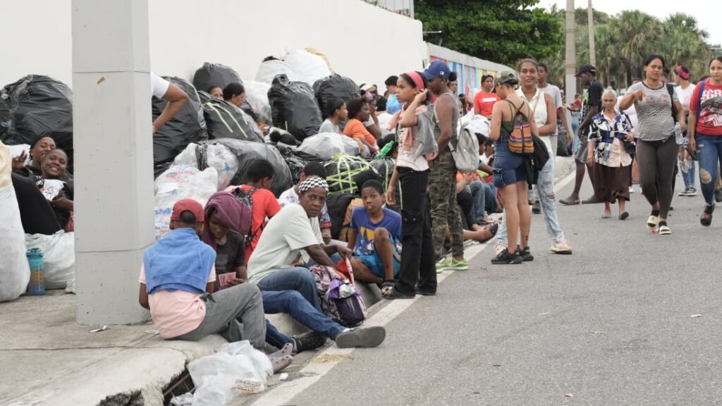 Familias hacen fila desde hoy para jornada “Plástico por Útiles” en el Distrito Nacional - Noticias de hoy en República Dominicana | De Último Minuto