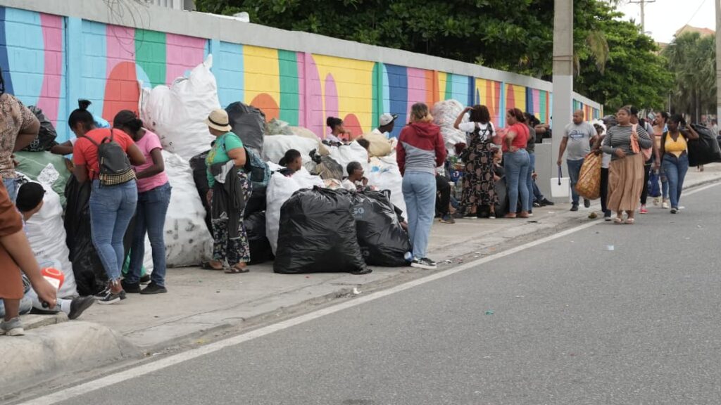 Familias hacen fila desde hoy para jornada “Plástico por Útiles” en el Distrito Nacional - Noticias de hoy en República Dominicana | De Último Minuto