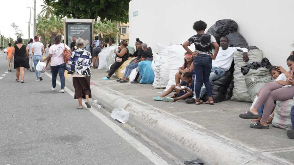 Familias hacen fila desde hoy para jornada “Plástico por Útiles” en el Distrito Nacional - Noticias de hoy en República Dominicana | De Último Minuto