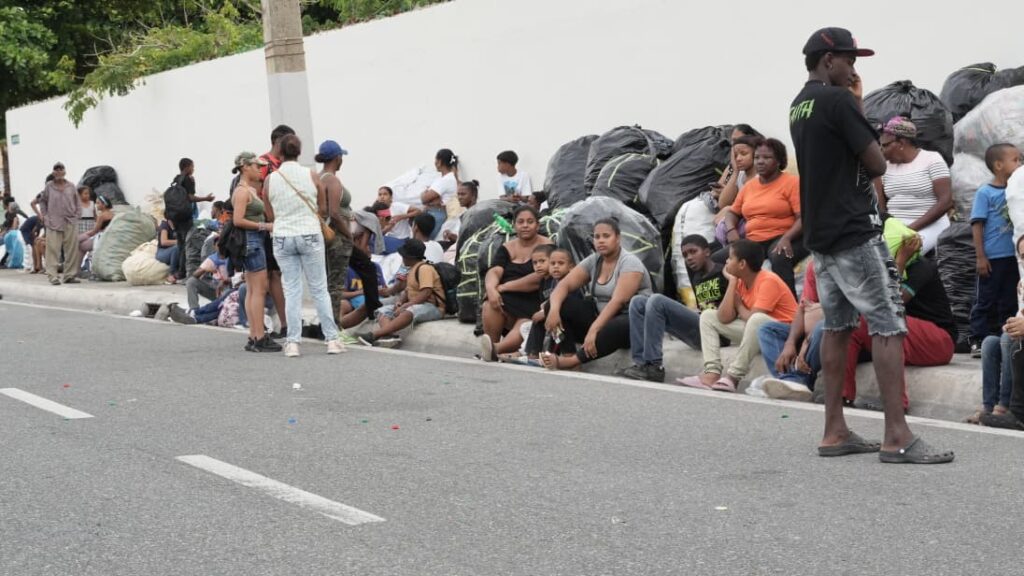 Familias hacen fila desde hoy para jornada “Plástico por Útiles” en el Distrito Nacional - Noticias de hoy en República Dominicana | De Último Minuto