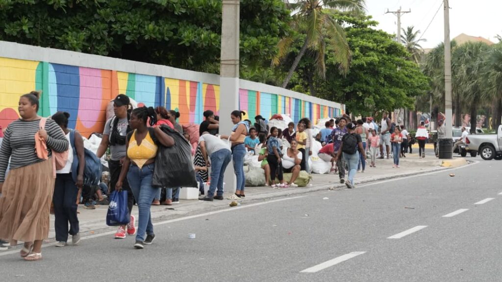 Familias hacen fila desde hoy para jornada “Plástico por Útiles” en el Distrito Nacional - Noticias de hoy en República Dominicana | De Último Minuto