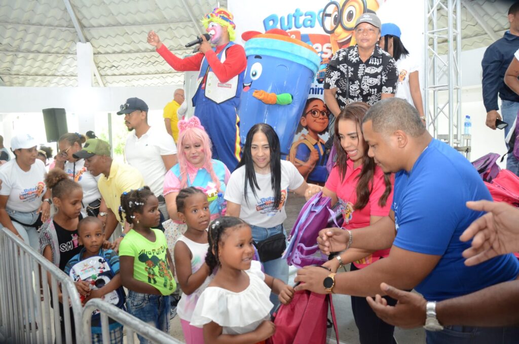 Alcaldía de Santo Domingo Norte entrega útiles escolares a más de 10,000 niños - Noticias de hoy en República Dominicana | De Último Minuto