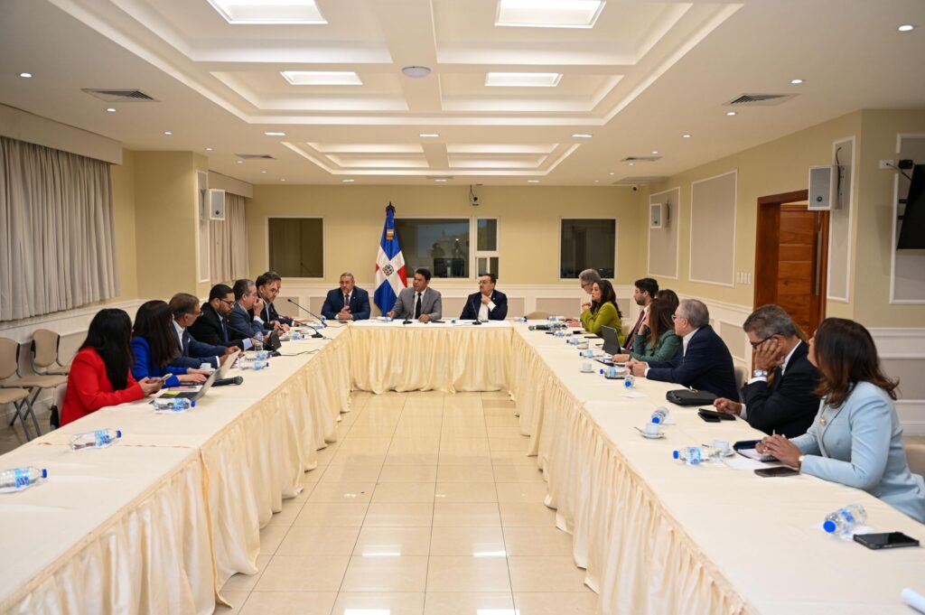Senadores se reúnen con empleadores y trabajadores para tratar reforma del Código de Trabajo - Noticias de hoy en República Dominicana | De Último Minuto