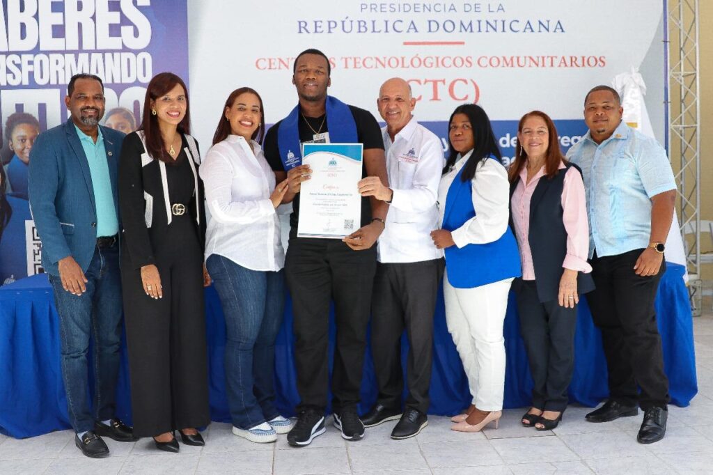 Centros Tecnológicos Comunitarios impulsan la formación digital de 150 jóvenes en SDN - Noticias de hoy en República Dominicana | De Último Minuto