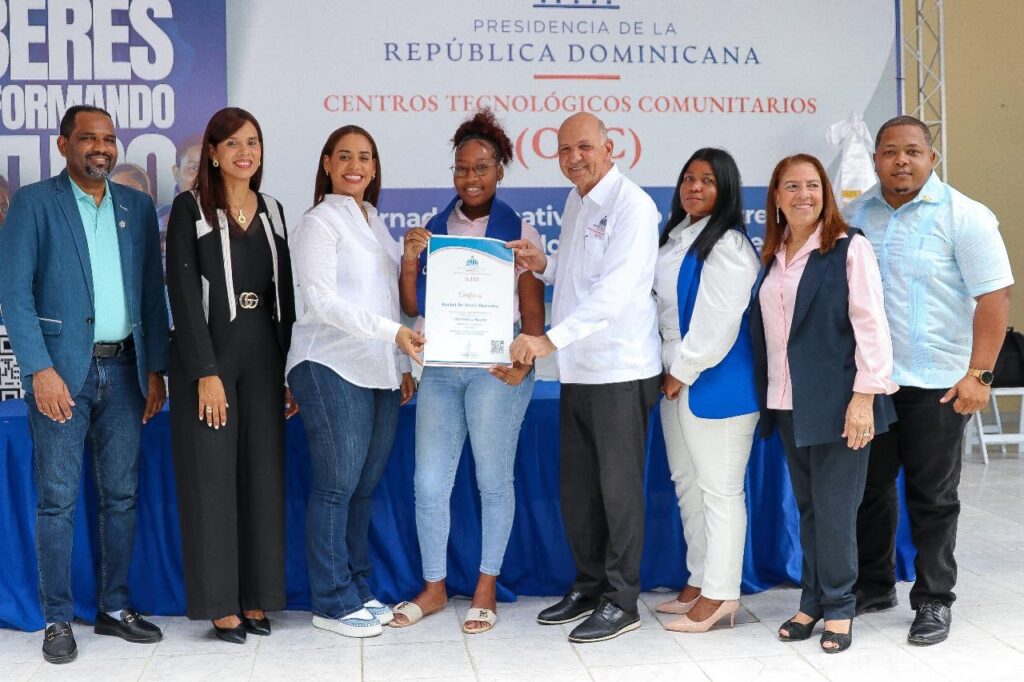 Centros Tecnológicos Comunitarios impulsan la formación digital de 150 jóvenes en SDN - Noticias de hoy en República Dominicana | De Último Minuto