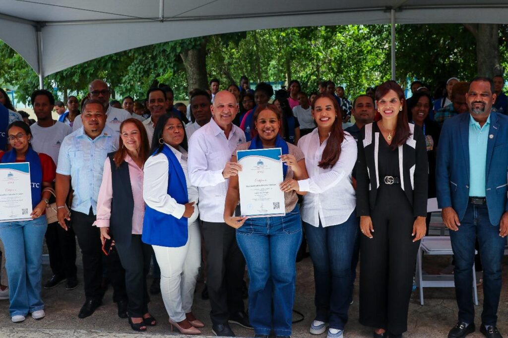 Centros Tecnológicos Comunitarios impulsan la formación digital de 150 jóvenes en SDN - Noticias de hoy en República Dominicana | De Último Minuto