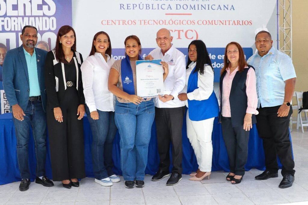 Centros Tecnológicos Comunitarios impulsan la formación digital de 150 jóvenes en SDN - Noticias de hoy en República Dominicana | De Último Minuto