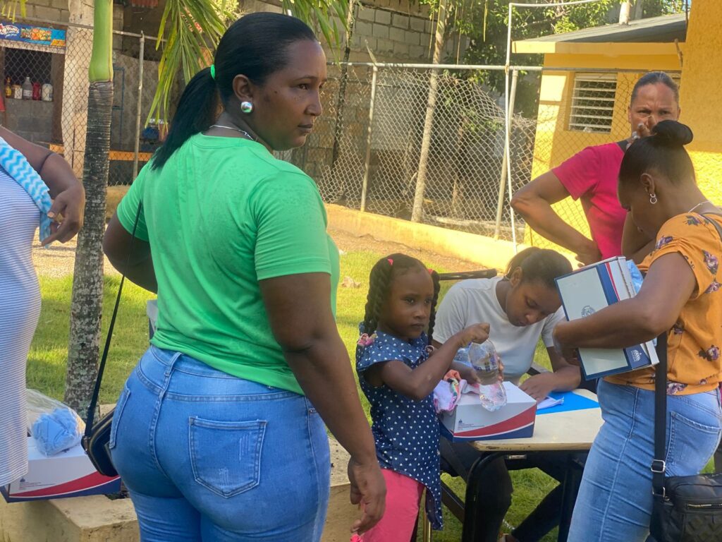 Centro Educativo Daniela Ondina Graciano entrega uniformes escolares a sus estudiantes - Noticias de hoy en República Dominicana | De Último Minuto