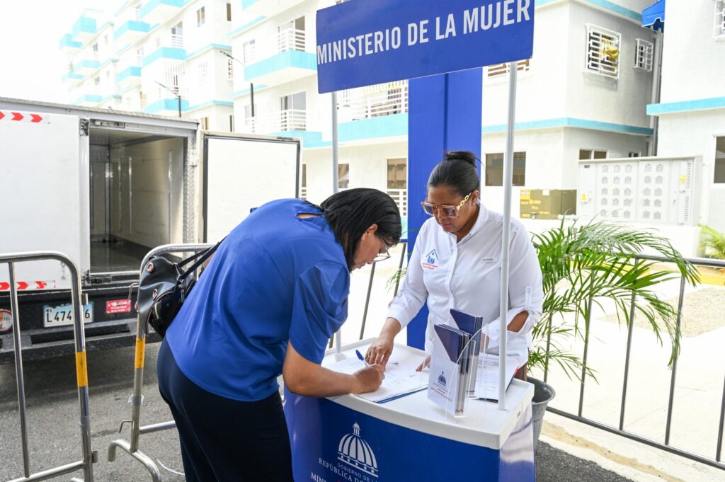 Abinader entrega 140 apartamentos y 30 Bono Mujer en Manoguayabo - Noticias de hoy en República Dominicana | De Último Minuto