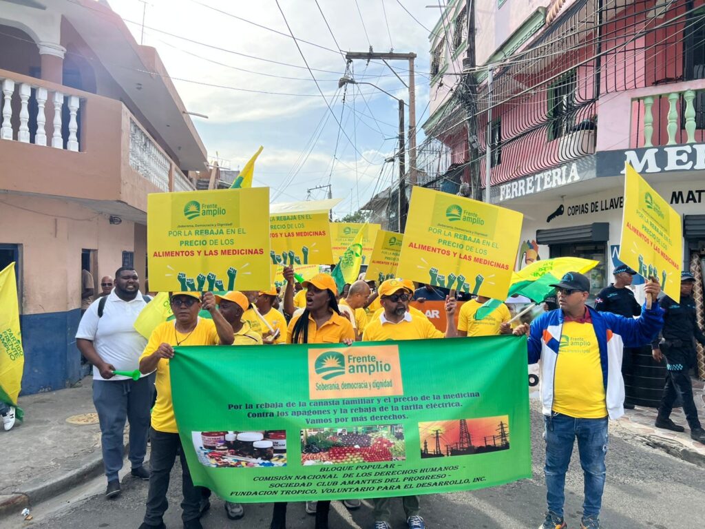 Frente Amplio realiza caminata protesta en SDE contra alto costo de la canasta familiar - Noticias de hoy en República Dominicana | De Último Minuto