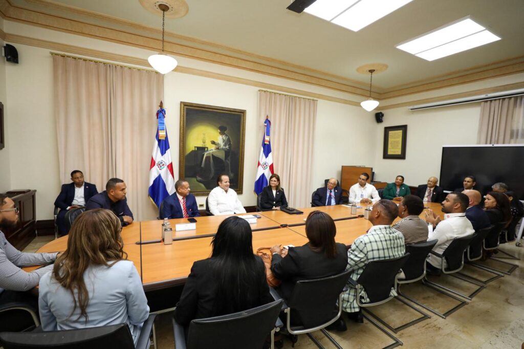 Vicepresidenta recibe a estudiantes de la diáspora y refuerza compromiso con la educación en el exterior - Noticias de hoy en República Dominicana | De Último Minuto