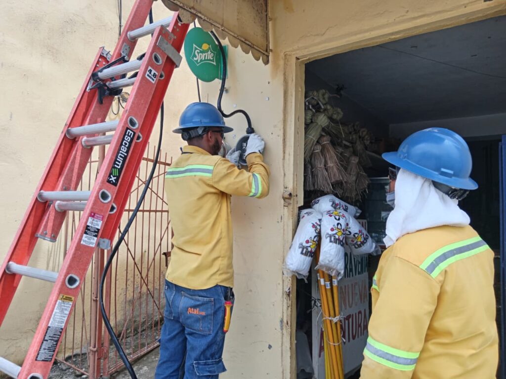 Edesur desmantela más de 6,590 conexiones ilegales y regulariza a miles de clientes en 10 provincias - Noticias de hoy en República Dominicana | De Último Minuto