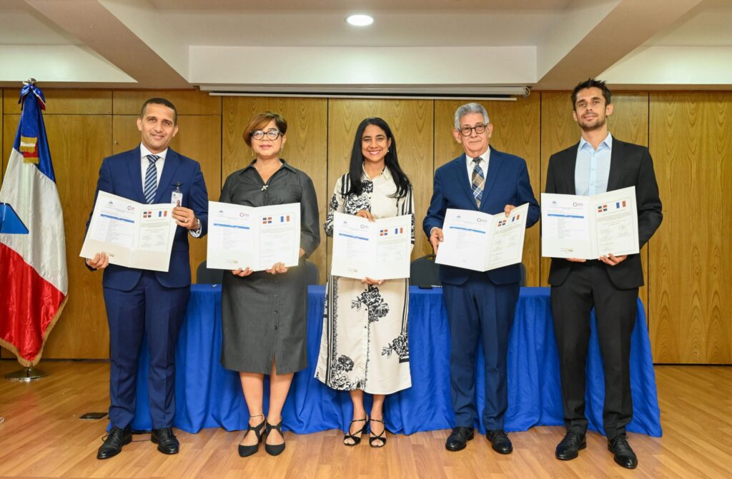 RD y Francia firman acuerdo para impulsar finanzas públicas sostenibles e inclusivas - Noticias de hoy en República Dominicana | De Último Minuto