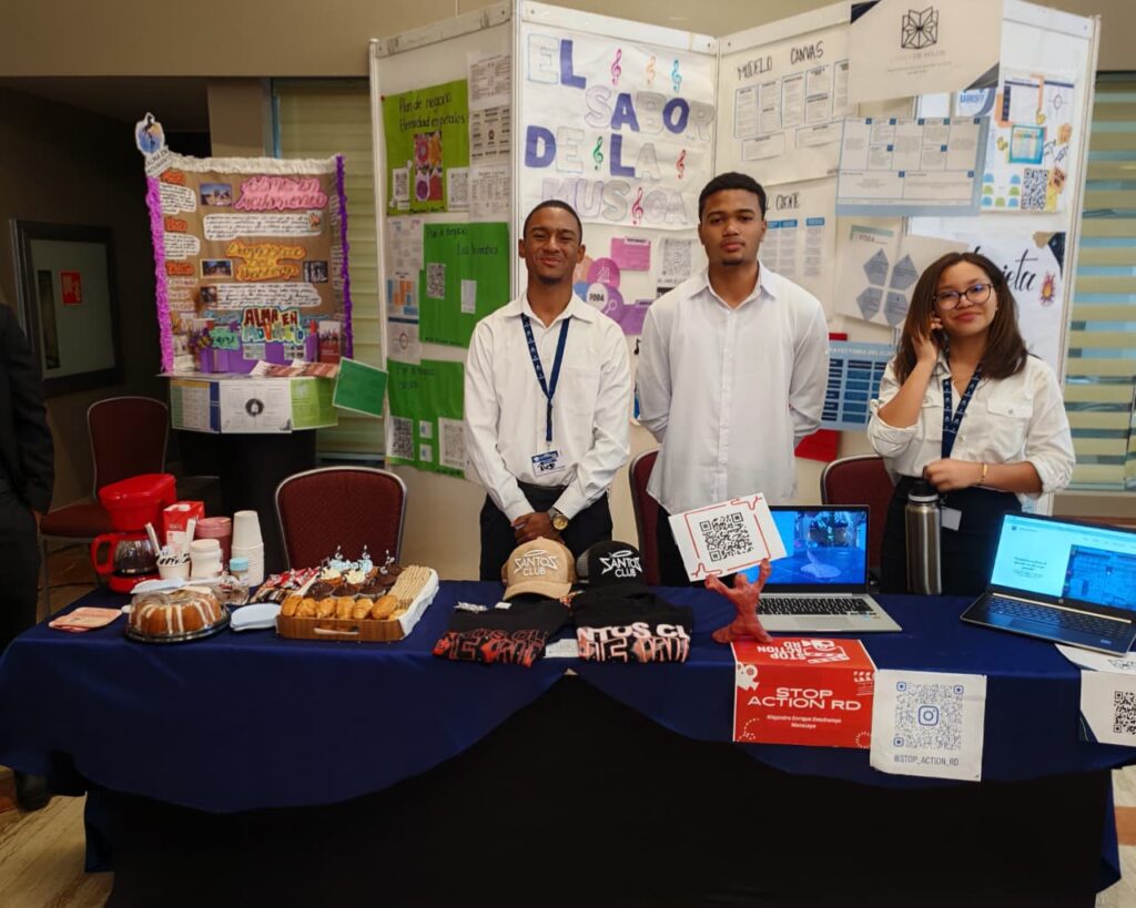 Educación gradúa a 300 jóvenes estudiantes del diplomado “Yo Emprendedor 2025” - Noticias de hoy en República Dominicana | De Último Minuto