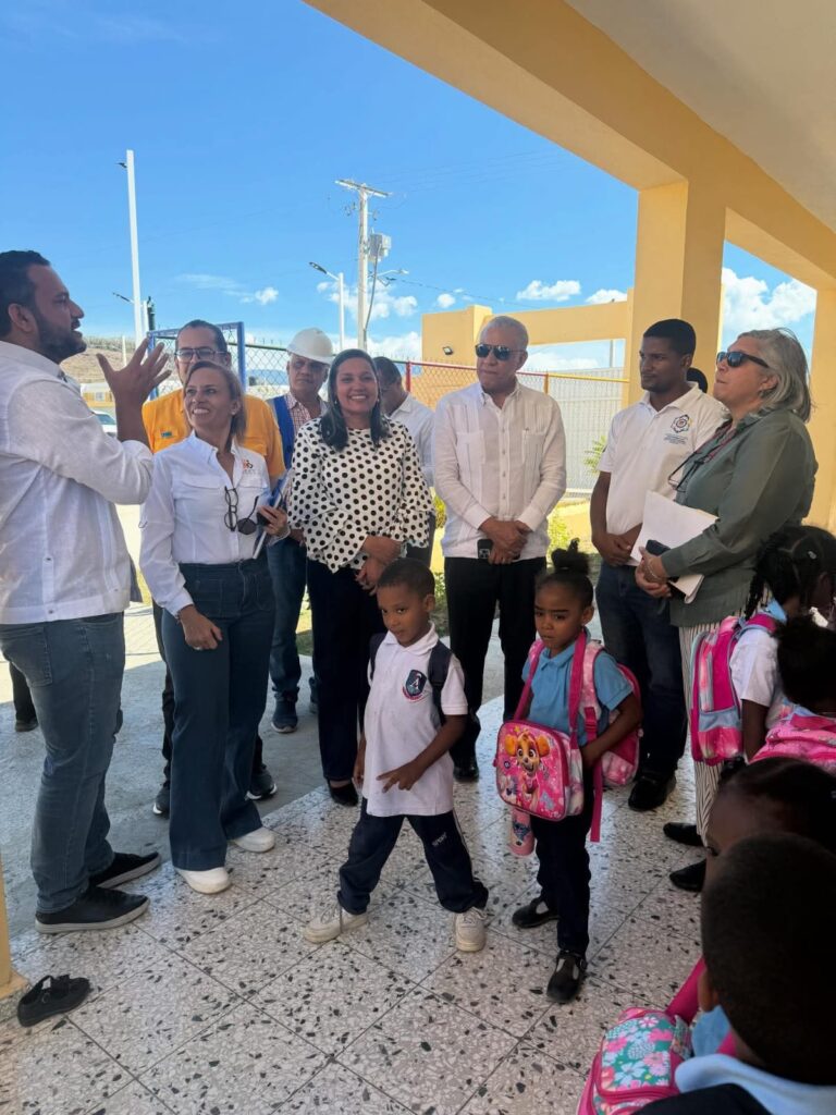 Gobernadora Minerva Navarro recibe al Ministro Administrativo de la Presidencia en Monte Grande - Noticias de hoy en República Dominicana | De Último Minuto