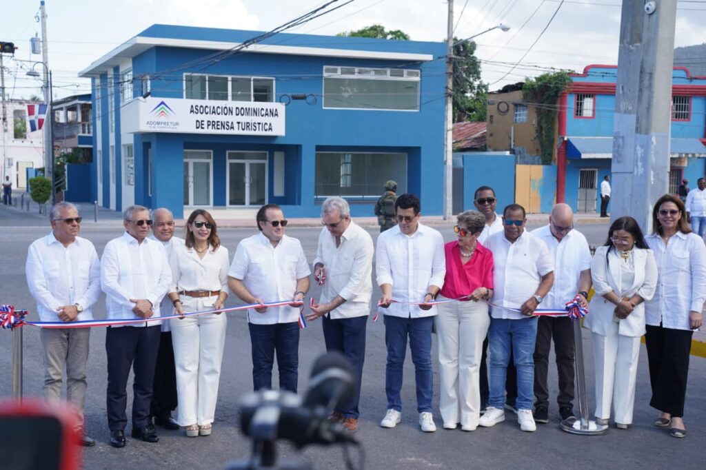 Abinader y Collado entregan aceras del Centro Histórico y edificio de ADOMPRETUR en Puerto Plata - Noticias de hoy en República Dominicana | De Último Minuto