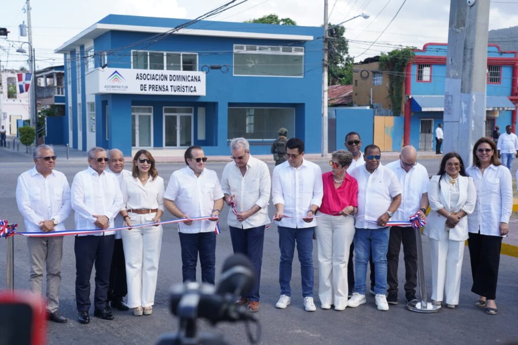 Abinader y Collado entregan aceras del Centro Histórico y edificio de ADOMPRETUR en Puerto Plata - Noticias de hoy en República Dominicana | De Último Minuto