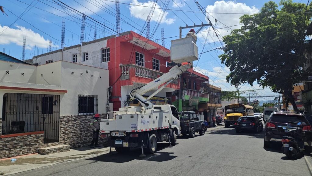 EDENORTE desmantela conexiones eléctricas ilegales en Santiago con pérdidas anuales estimadas en RD$1.9 millones - Noticias de hoy en República Dominicana | De Último Minuto