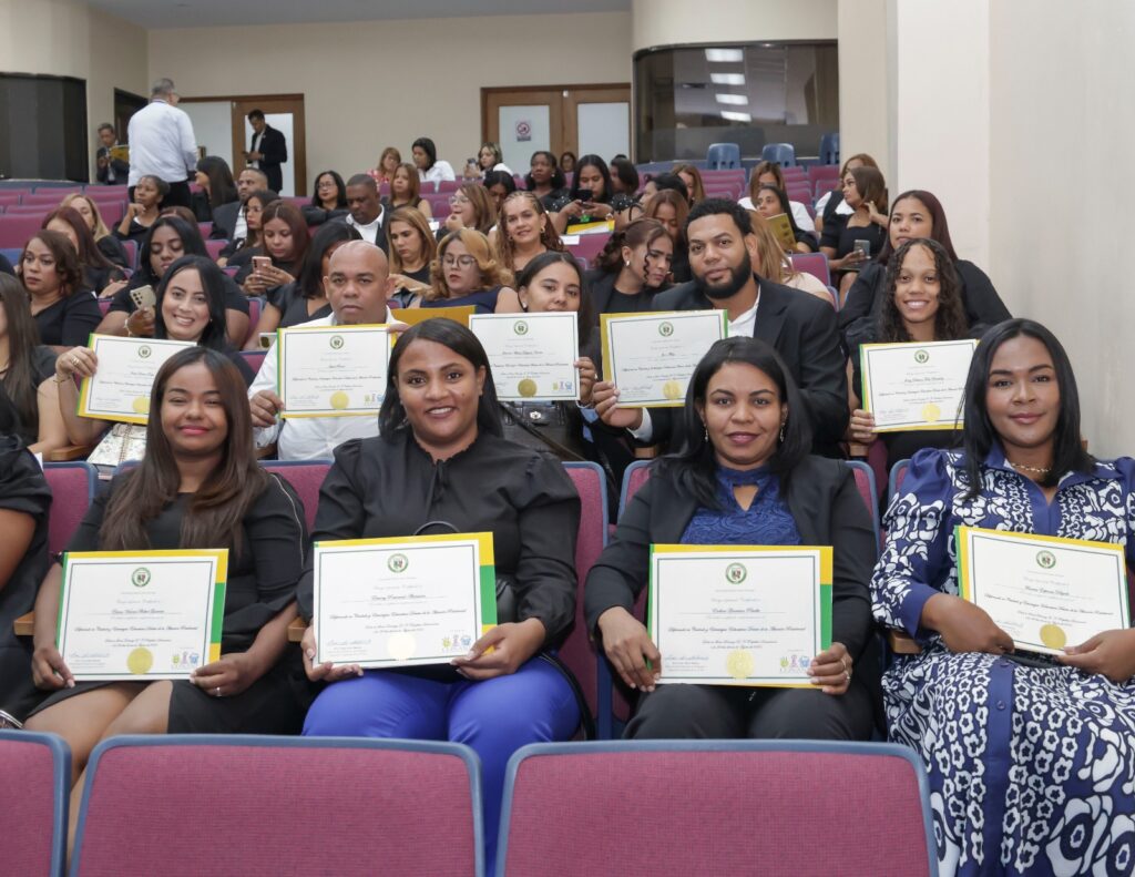 CONANI y Universidad Católica certifican a 98 colaboradores en diplomados de atención residencial a NNA - Noticias de hoy en República Dominicana | De Último Minuto