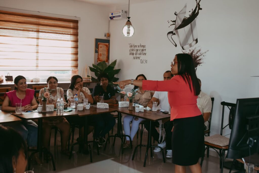 Taller “Finanzas para Emprendedores” reúne a negocios locales - Noticias de hoy en República Dominicana | De Último Minuto