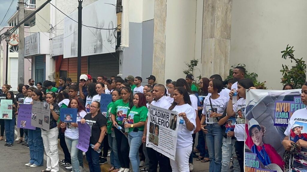 Familiares marchan en Santiago exigiendo justicia por peluquero tras realizar novenario este domingo - Noticias de hoy en República Dominicana | De Último Minuto