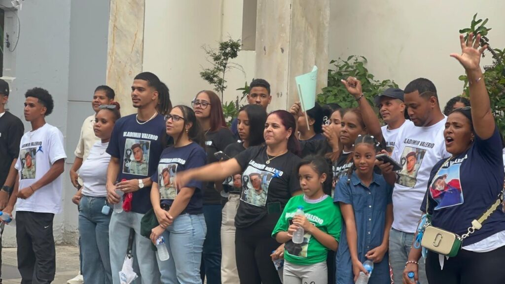 Familiares marchan en Santiago exigiendo justicia por peluquero tras realizar novenario este domingo - Noticias de hoy en República Dominicana | De Último Minuto