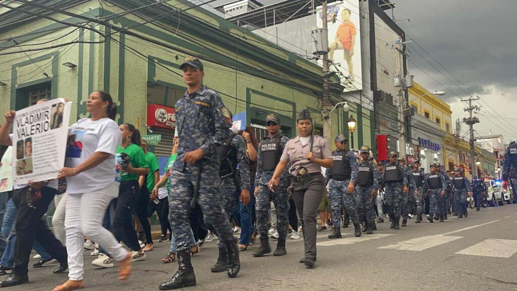 Familiares marchan en Santiago exigiendo justicia por peluquero tras realizar novenario este domingo - Noticias de hoy en República Dominicana | De Último Minuto
