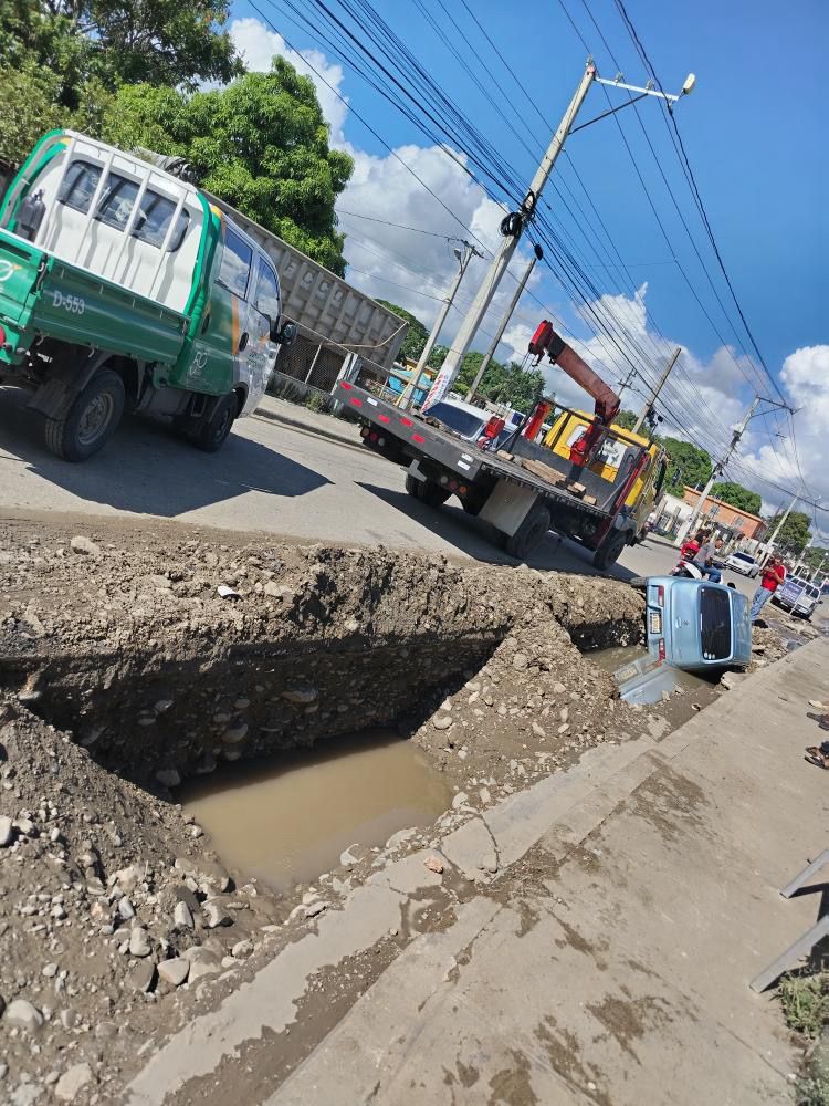 Denuncian que la CAASD expone a la ciudadanía con trabajos sin medidas de seguridad en SDO - Noticias de hoy en República Dominicana | De Último Minuto