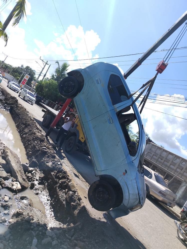 Denuncian que la CAASD expone a la ciudadanía con trabajos sin medidas de seguridad en SDO - Noticias de hoy en República Dominicana | De Último Minuto
