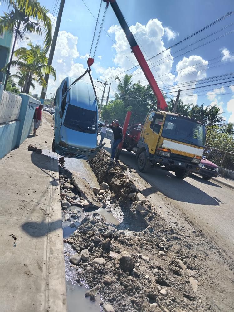 Denuncian que la CAASD expone a la ciudadanía con trabajos sin medidas de seguridad en SDO - Noticias de hoy en República Dominicana | De Último Minuto