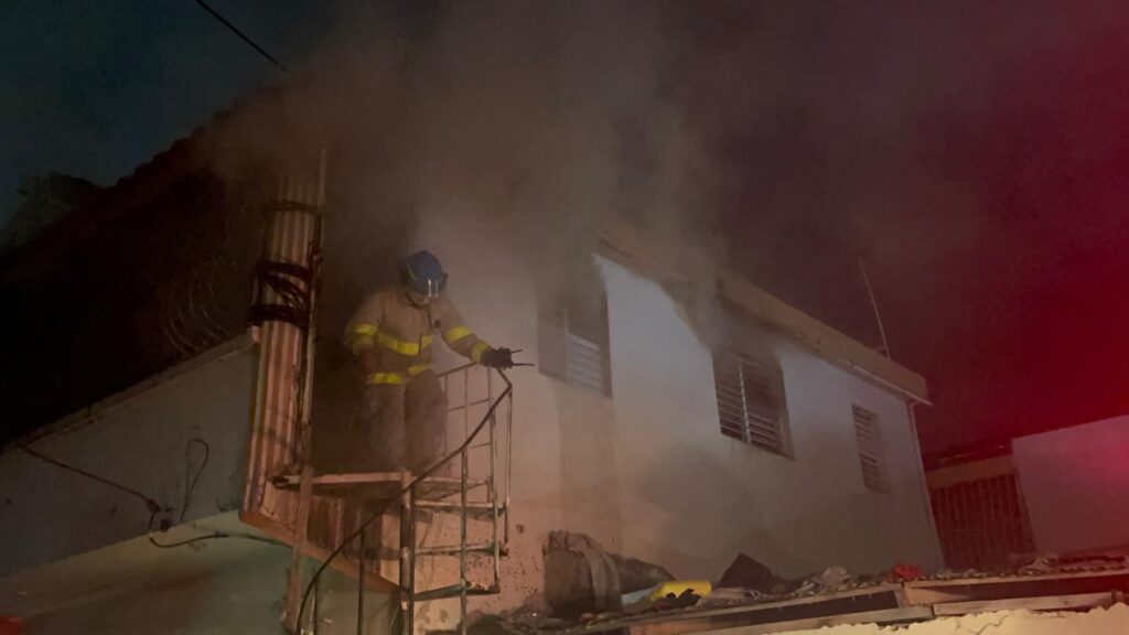Incendio destruye segundo nivel de vivienda en Santiago Oeste y deja a tres personas en la intemperie - Noticias de hoy en República Dominicana | De Último Minuto