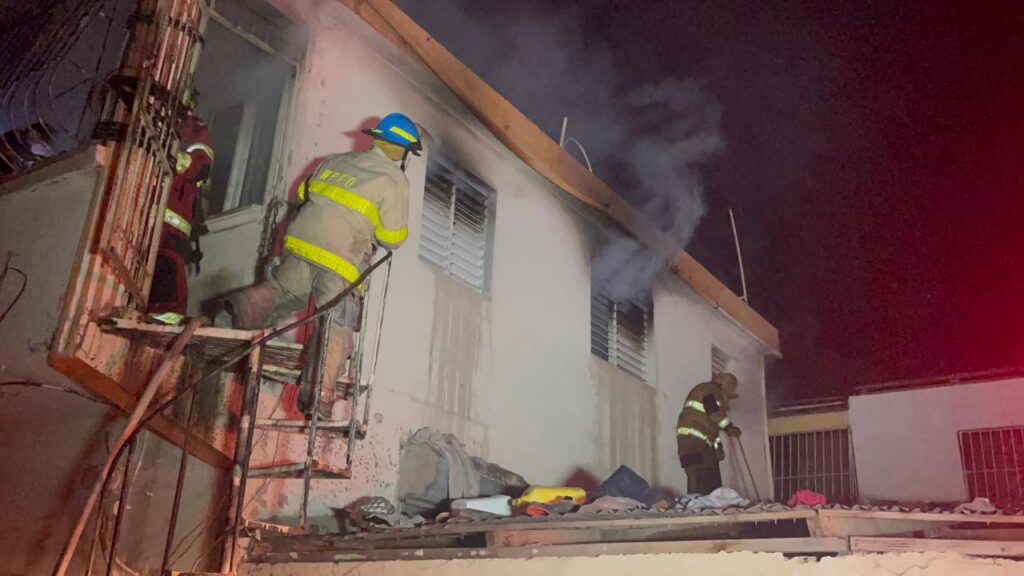 Incendio destruye segundo nivel de vivienda en Santiago Oeste y deja a tres personas en la intemperie - Noticias de hoy en República Dominicana | De Último Minuto