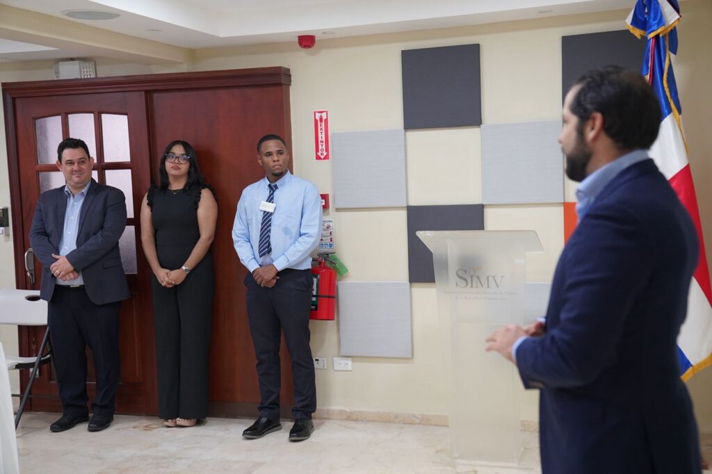 Final del Concurso sobre el Mercado de Capitales de la SIMV concluye con empate y reconocimiento conjunto - Noticias de hoy en República Dominicana | De Último Minuto