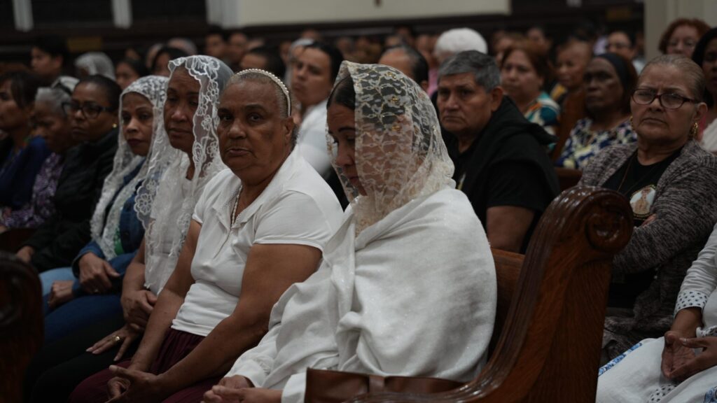 Dominicanos en Estados Unidos celebran con fervor el Día de la Virgen de Las Mercedes - Noticias de hoy en República Dominicana | De Último Minuto