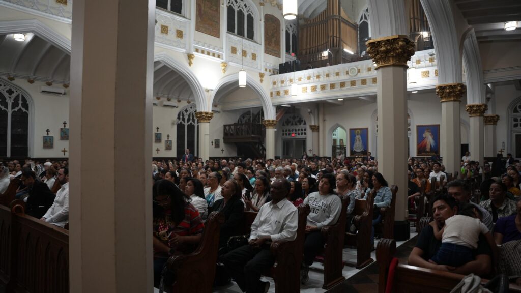 Dominicanos en Estados Unidos celebran con fervor el Día de la Virgen de Las Mercedes - Noticias de hoy en República Dominicana | De Último Minuto