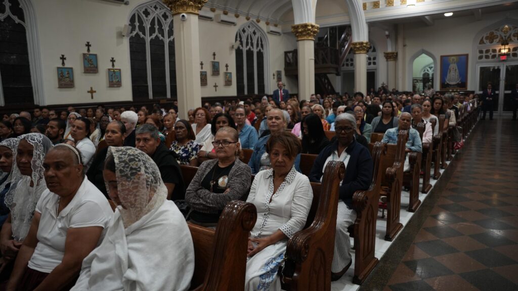 Dominicanos en Estados Unidos celebran con fervor el Día de la Virgen de Las Mercedes - Noticias de hoy en República Dominicana | De Último Minuto