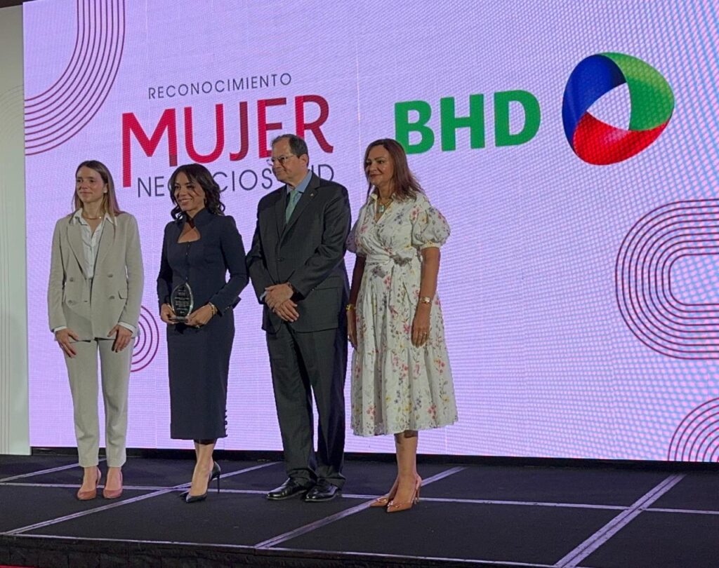 Kalys Bautista, CEO de Kaba Consulting, recibe el galardón Mujer Negocios BHD - Noticias de hoy en República Dominicana | De Último Minuto