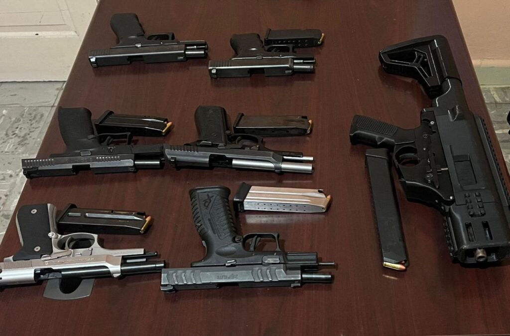 Apresan 10 personas con arsenal tras enfrentamiento con la Policía en cabaña de Villa González - Noticias de hoy en República Dominicana | De Último Minuto