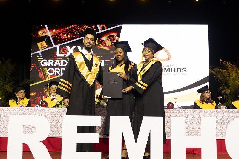 UNIREMHOS gradúa 540 profesionales de grado y postgrado: el 61% fueron mujeres - Noticias de hoy en República Dominicana | De Último Minuto