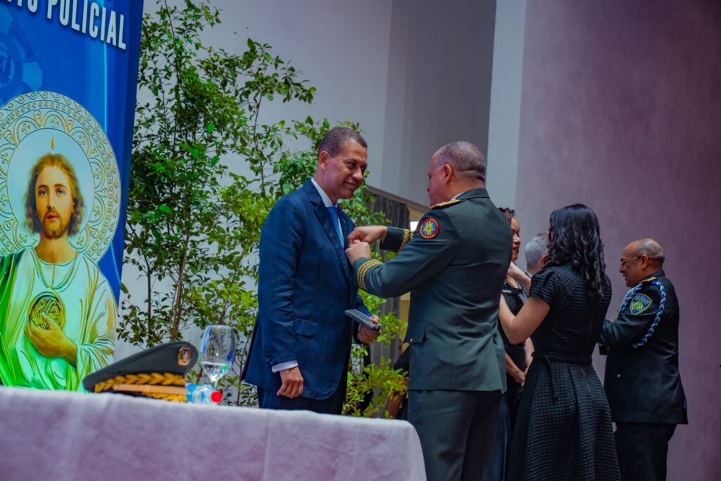 Gómez Mazara recibe Medalla al Mérito Policial por sus aportes en materia tecnológica - Noticias de hoy en República Dominicana | De Último Minuto