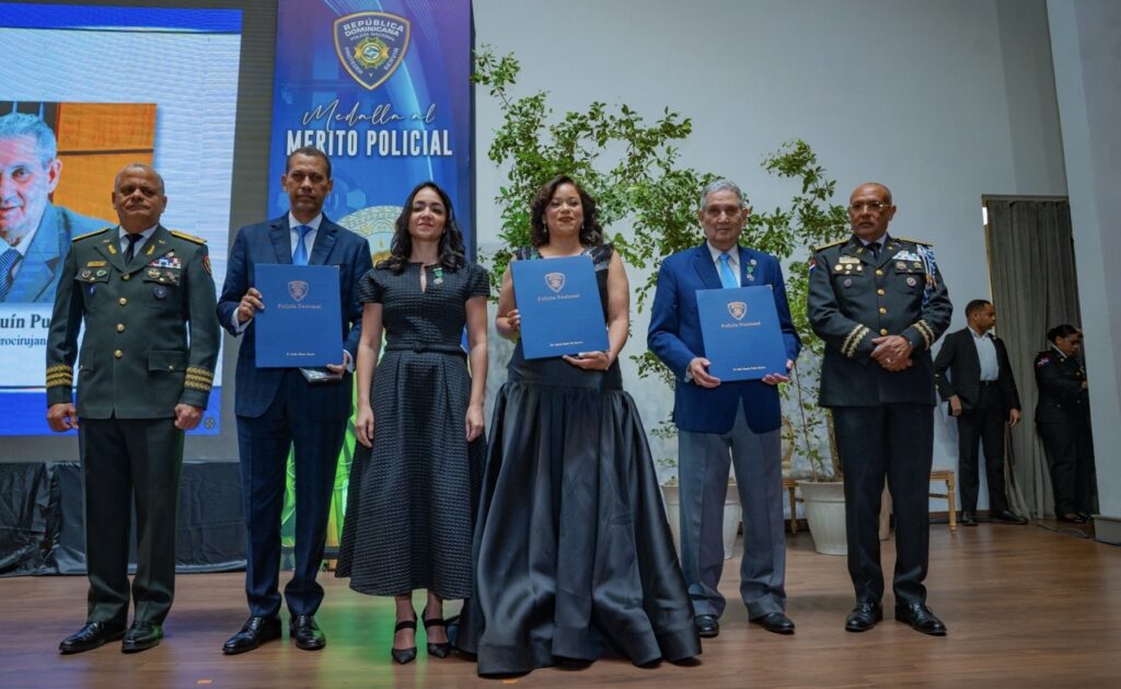 Gómez Mazara recibe Medalla al Mérito Policial por sus aportes en materia tecnológica - Noticias de hoy en República Dominicana | De Último Minuto