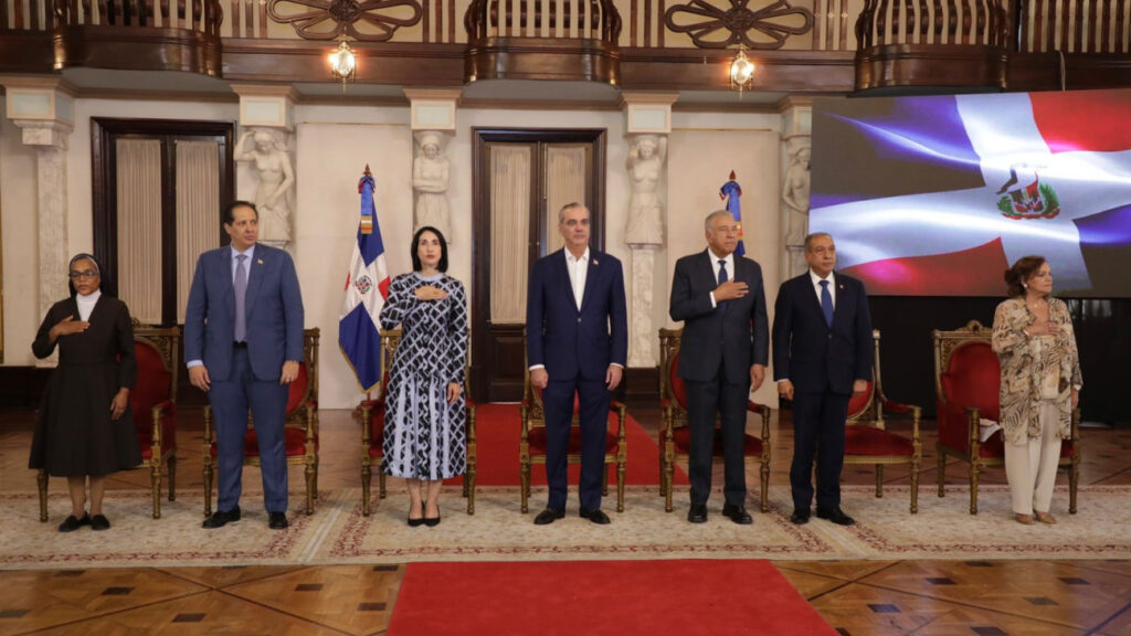 Abinader entrega premio Adulto Mayor del Año a Josefina Miniño - Noticias de hoy en República Dominicana | De Último Minuto