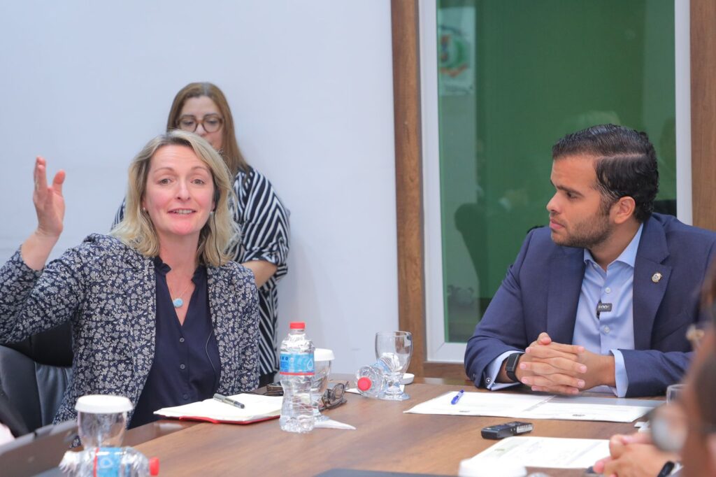 Diputado Vicente Sánchez recibe delegación parlamentaria británica para fortalecer la cooperación tecnológica entre ambos países - Noticias de hoy en República Dominicana | De Último Minuto
