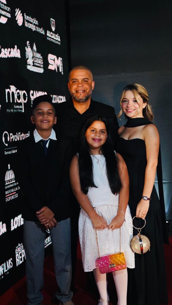 Leyendas del deporte y personalidades de la vida pública acompañan a Luis Polonia en gala premier de su película - Noticias de hoy en República Dominicana | De Último Minuto