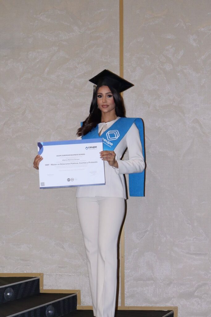 Estudiantes dominicanos se gradúan de maestrías internacionales en Madrid, España - Noticias de hoy en República Dominicana | De Último Minuto