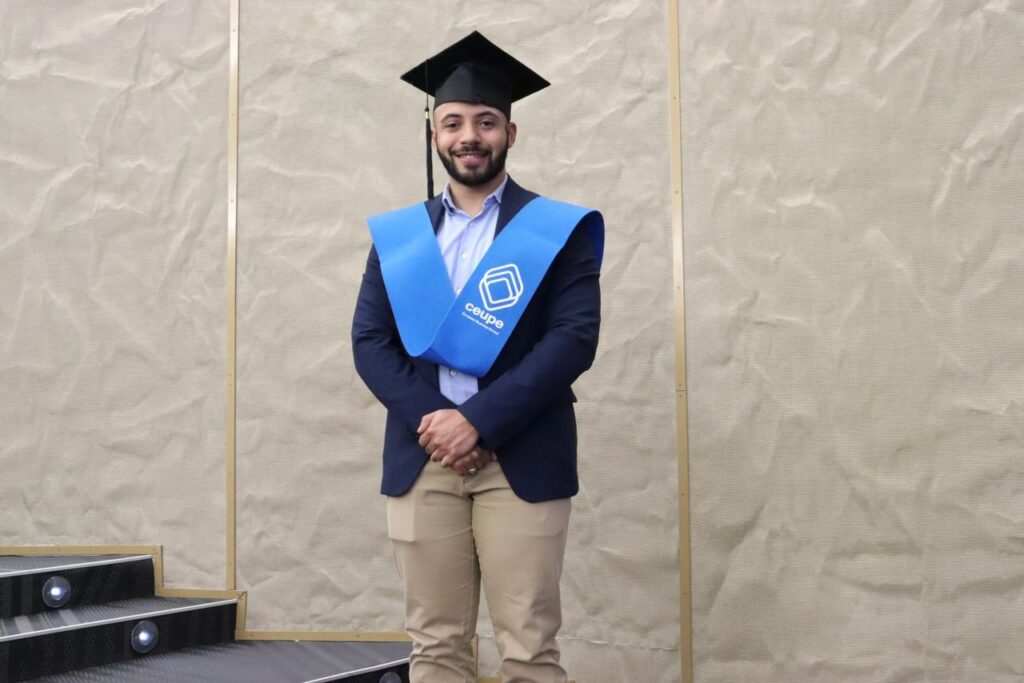 Estudiantes dominicanos se gradúan de maestrías internacionales en Madrid, España - Noticias de hoy en República Dominicana | De Último Minuto